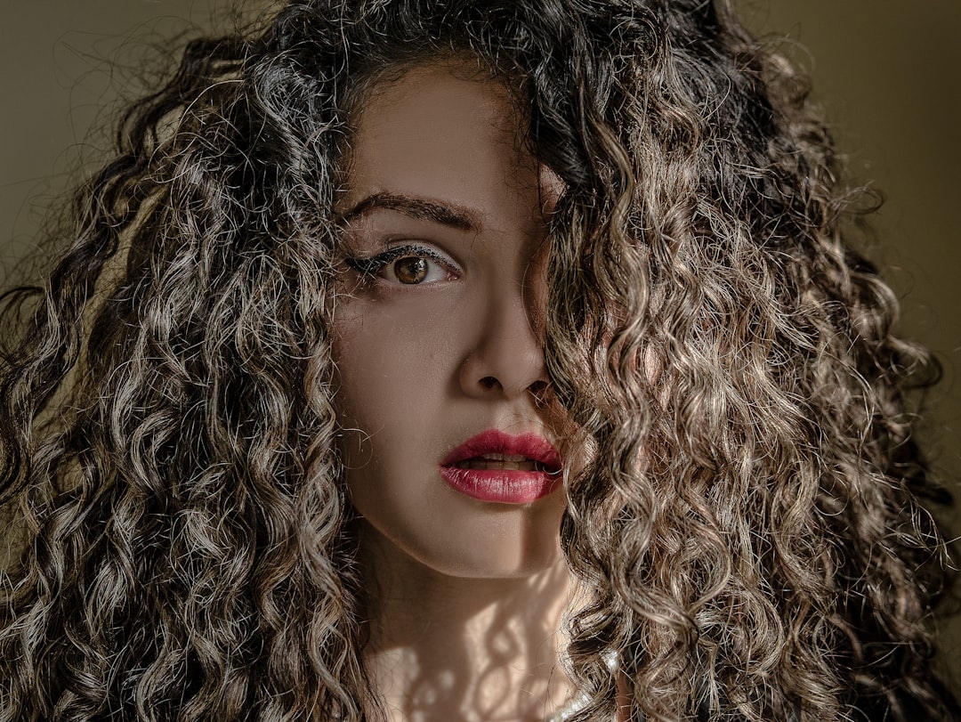 How to Bring Out Natural Curls in Wavy Hair: Step-by-Step Method